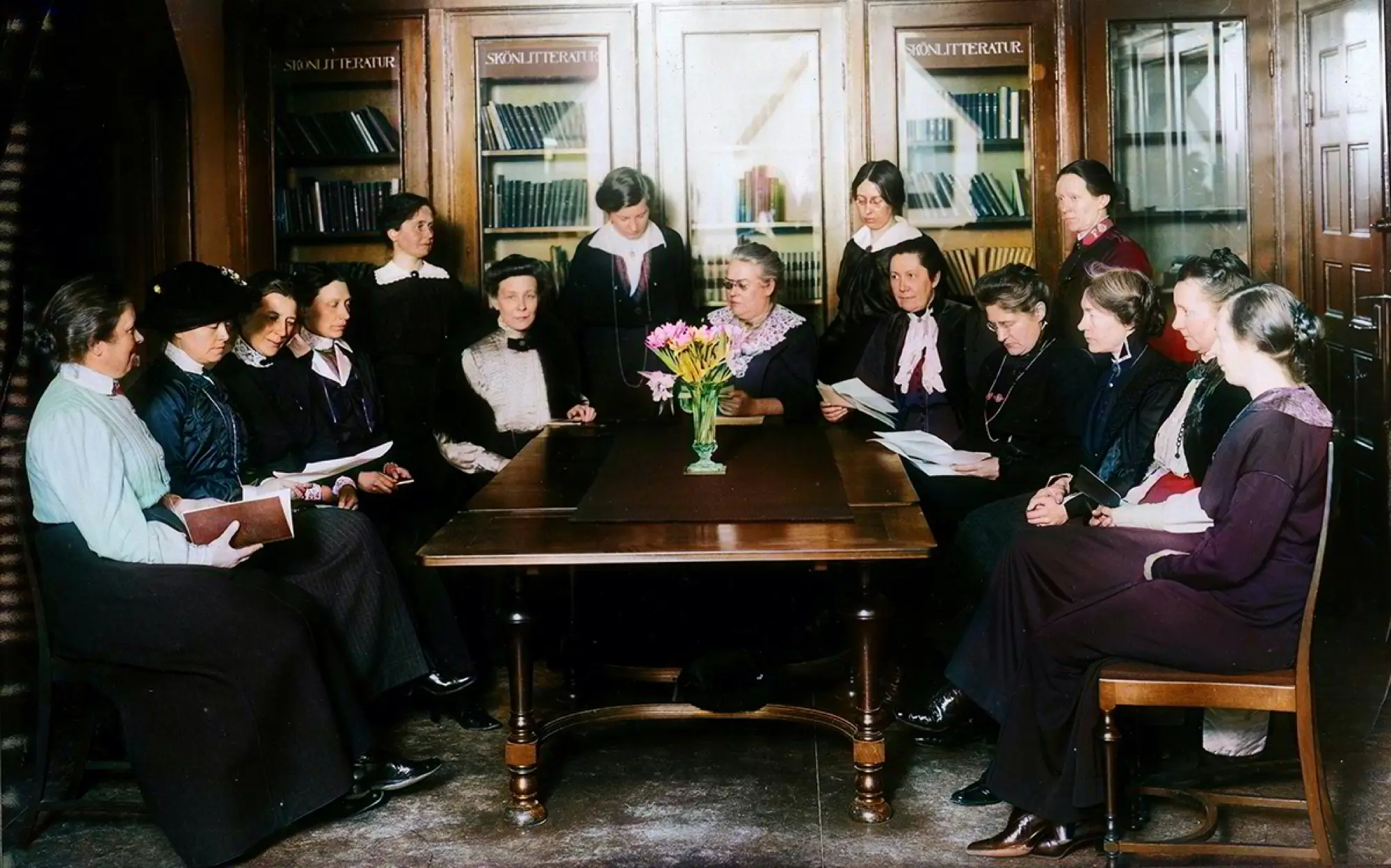 Rösträttsmote 1910-tal med ordförande Anna wWhitlock. Colorerad av Bear in Florence. Källa: Riksarkivet