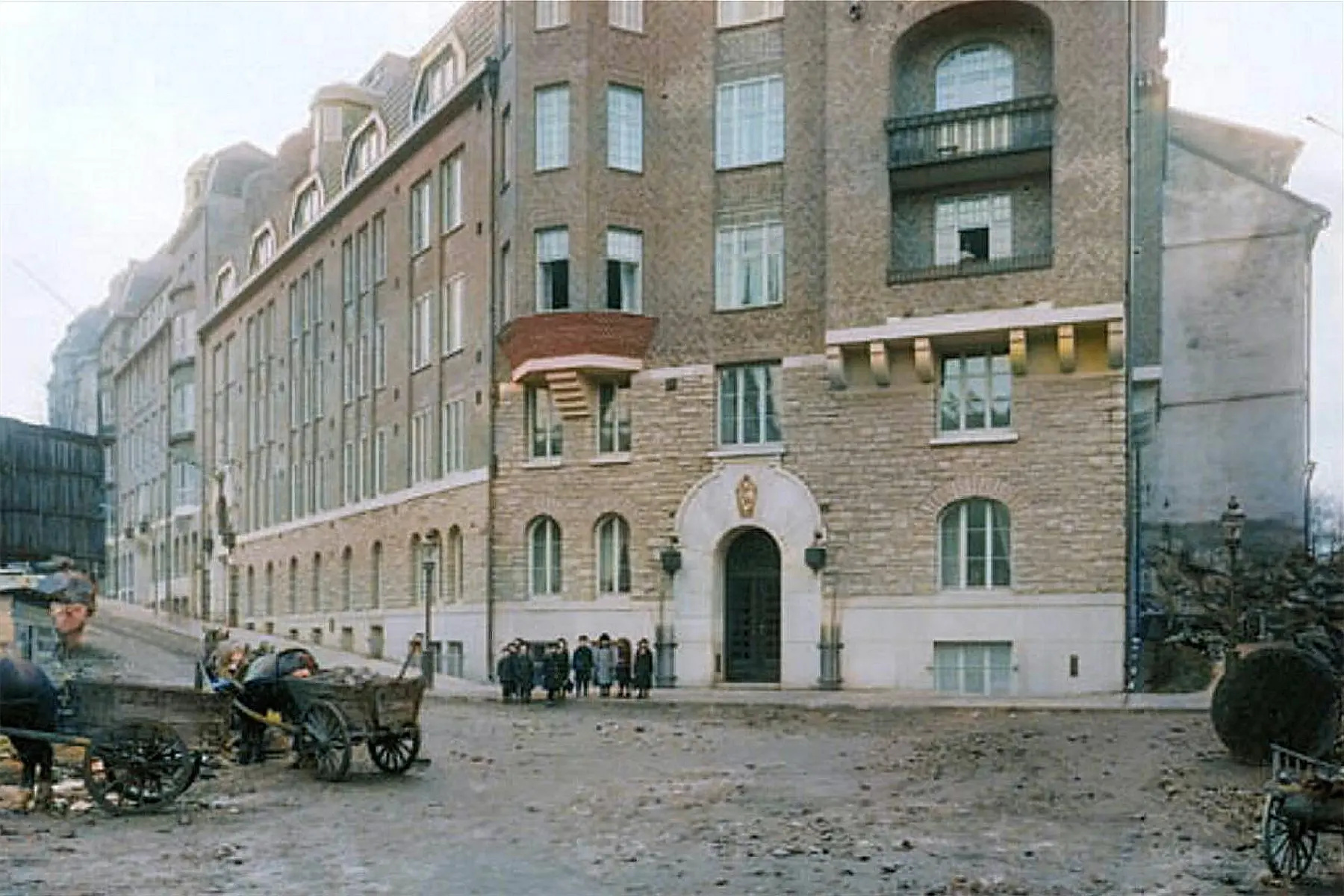 Eriksbergsgatan 8 i slutet av 1800-talet. Colorerat foto.